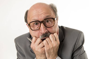 baş portre yakın kel 60'lı üst düzey iş adamı şaşırttı ve sanki büyük seyir korkuyor hata veya felaket ofiste