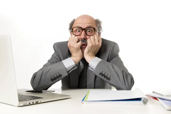 Pria bisnis dewasa dengan kepala botak di usia 60-an bekerja stres dan frustrasi di meja laptop kantor komputer tampak putus asa — Stok Foto