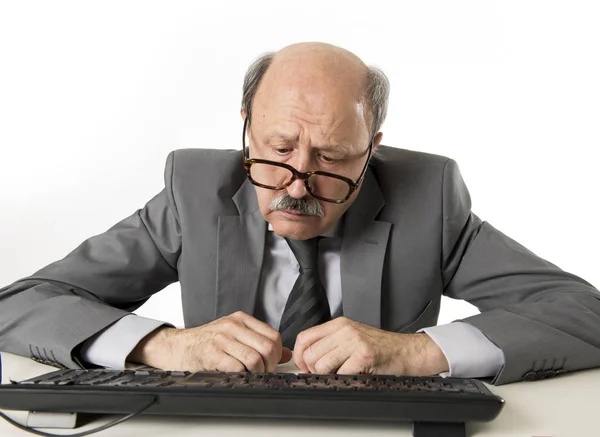 Hombre de negocios con la cabeza calva en sus 60 años de trabajo estresado y frustrado en la oficina computadora portátil escritorio buscando cansado —  Fotos de Stock