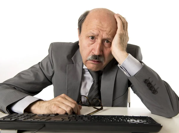 Hombre de negocios con la cabeza calva en sus 60 años de trabajo estresado y frustrado en la oficina computadora portátil escritorio buscando cansado —  Fotos de Stock