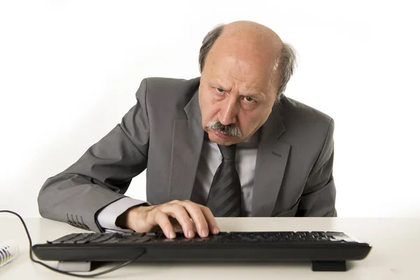 Homem de negócios com cabeça careca em seus 60 anos de trabalho estressado e frustrado no escritório computador portátil secretária olhando cansado — Fotografia de Stock