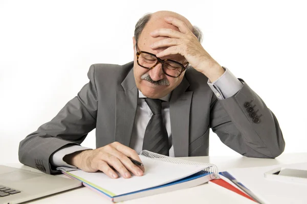 Hombre de negocios maduro con la cabeza calva en sus 60 años de trabajo estresado y frustrado en la oficina computadora portátil escritorio buscando cansado — Foto de Stock