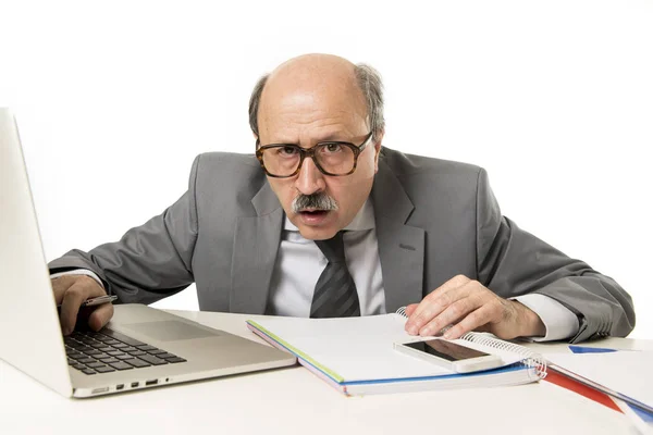 Calvo uomo d'affari anni '60 che lavora stressato e frustrato alla scrivania del computer portatile dell'ufficio cercando stanco — Foto Stock