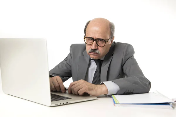 Senior mature occupé homme d'affaires avec tête chauve sur ses 60 ans de travail stressé et frustré au bureau ordinateur portable de bureau regardant en colère — Photo