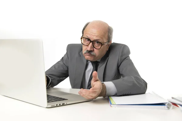 ストレスと不満を眉根を寄せたオフィス コンピューター ノート パソコン デスクで働く彼の 60 年代の禿げ頭とシニア成熟した忙しいビジネスマン — ストック写真