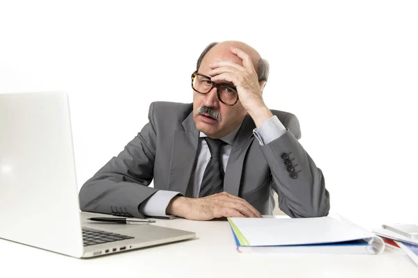 Pria bisnis dewasa dengan kepala botak di usia 60-an bekerja stres dan frustrasi di meja laptop kantor tampak lelah — Stok Foto