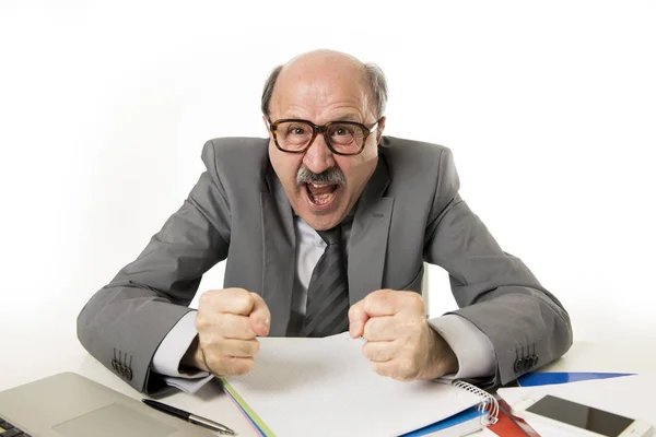 60s łysy starszy office boss man wściekły skrzyżowane upse — Zdjęcie stockowe