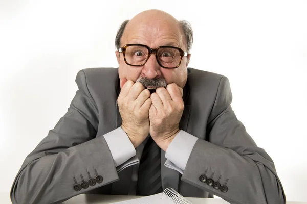 60 careca chefe de escritório sênior homem furioso e irritado gesticulando upse — Fotografia de Stock