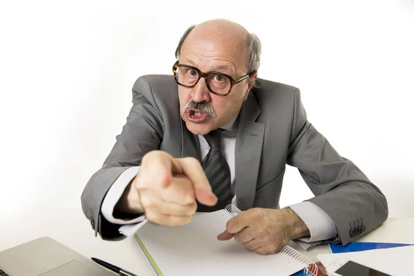 60s skallig senior office boss mannen rasande och arga gestikulerande upse — Stockfoto