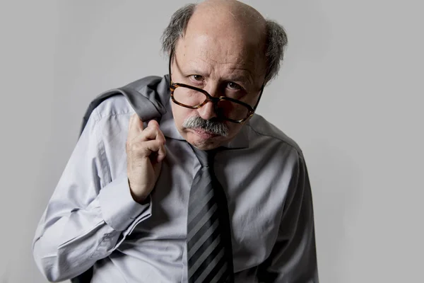 Close up cabeça retrato de careca 60 sênior homem de negócios triste e d — Fotografia de Stock