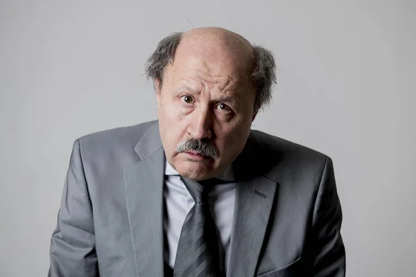Nahaufnahme Kopf Porträt des glatzköpfigen 60er Jahre Senior Business Mann traurig und deprimiert aussehend lustig und chaotisch in Traurigkeit Emotionen — Stockfoto