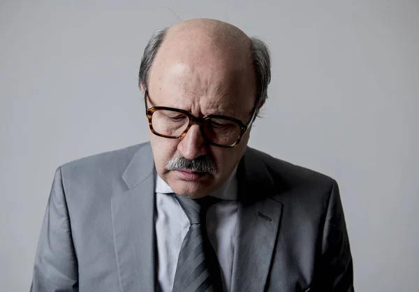 Nahaufnahme Kopfporträt des glatzköpfigen Geschäftsmannes der 60er Jahre traurig und deprimiert aussehend verzweifelt und tief in Traurigkeit gefühlsmäßig — Stockfoto