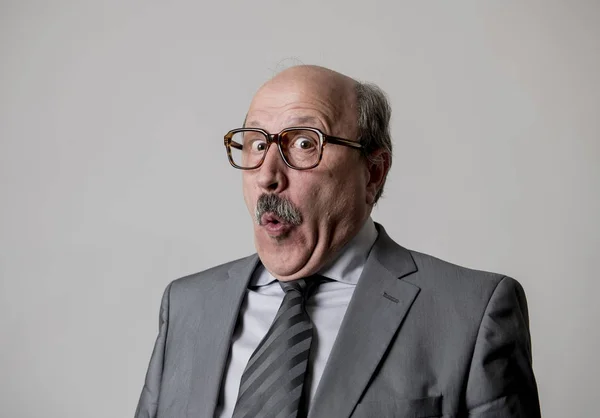 Portret van 60s kale senior gelukkig business man gebaren grappig en strip in gelach en plezier gezicht expressie op zoek gelukkig — Stockfoto