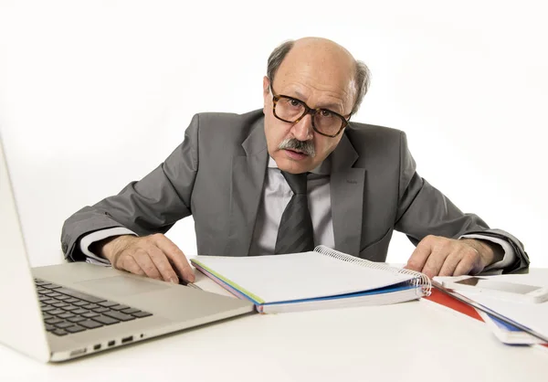 Anziano maturo uomo d'affari occupato con la testa calva sui suoi 60 anni di lavoro stressato e frustrato alla scrivania del computer portatile ufficio — Foto Stock