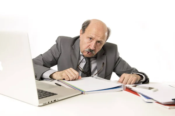 Adulto maduro ocupado hombre de negocios con la cabeza calva en sus 60 años de trabajo estresado y frustrado en la oficina ordenador portátil escritorio —  Fotos de Stock