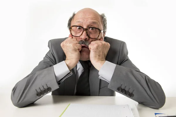 60s łysy office starszy pracownik człowiek wściekły gestem — Zdjęcie stockowe