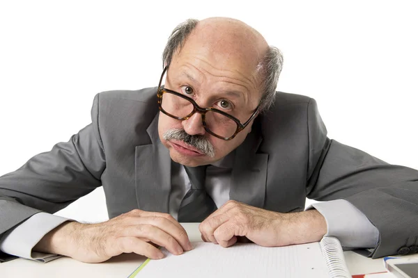 60s skallig senior office medarbetare mannen rasande och arga gestikulerande — Stockfoto