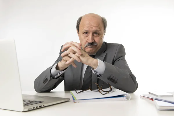 Retrato corporativo de los años 60 calvo feliz hombre de negocios sonriendo seguro y satisfecho sentado en la computadora portátil escritorio de la oficina — Foto de Stock