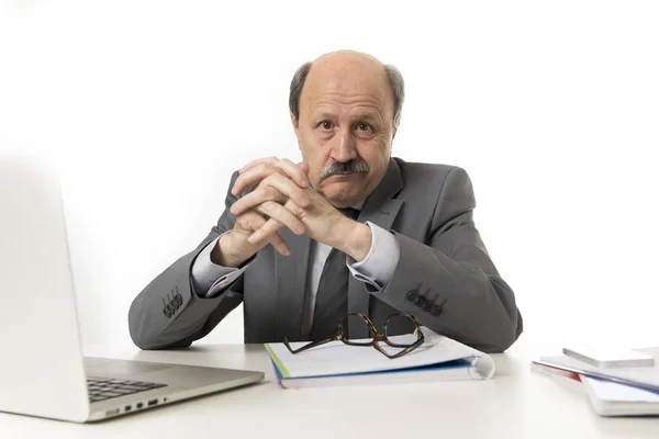 Retrato corporativo de los años 60 calvo feliz hombre de negocios sonriendo confid — Foto de Stock