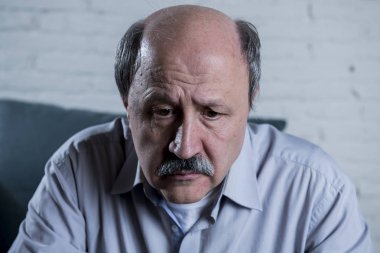 onun 60s evde kıdemli olgun yaşlı adamı portresi kanepe yalnız duygu üzgün ve endişeli ağrı ve depresyon acı