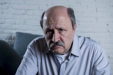 onun 60s evde kıdemli olgun yaşlı adamı portresi kanepe yalnız duygu üzgün ve endişeli ağrı ve depresyon acı
