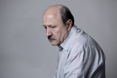 baş üzgün ve endişeli acı acı ve üzüntü yüz ifadesinde depresyon arıyorum onun 60s kıdemli olgun yaşlı adamı portresi