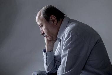 baş üzgün ve endişeli acı acı ve üzüntü yüz ifadesinde depresyon arıyorum onun 60s kıdemli olgun yaşlı adamı portresi