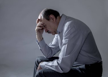 baş üzgün ve endişeli acı acı ve üzüntü yüz ifadesinde depresyon arıyorum onun 60s kıdemli olgun yaşlı adamı portresi