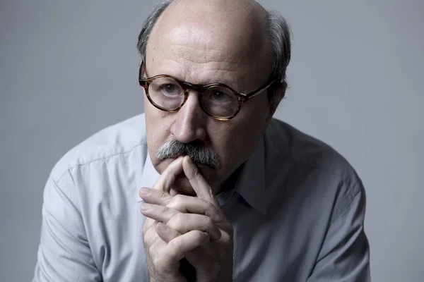 Kopfporträt eines älteren, reifen alten Mannes um die sechzig, der traurig und besorgt wirkt und Schmerzen und Depressionen im traurigen Gesichtsausdruck erleidet — Stockfoto