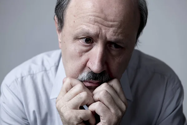 Kopfporträt eines älteren, reifen alten Mannes um die sechzig, der traurig und besorgt wirkt und Schmerzen und Depressionen im traurigen Gesichtsausdruck erleidet — Stockfoto