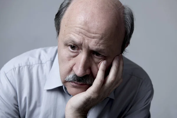 Potret kepala orang tua yang dewasa di usia 60-an terlihat sedih dan khawatir menderita rasa sakit dan depresi dalam ekspresi wajah kesedihan — Stok Foto