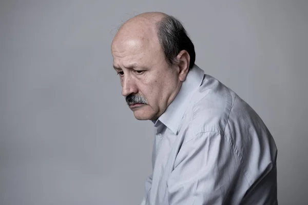 Vedoucí portrét starší zralé starce na jeho 60s, smutný a strach, utrpení, bolest a deprese v výraz tváře smutek — Stock fotografie
