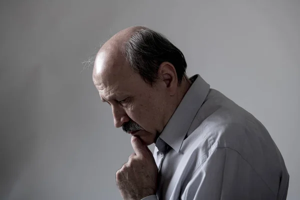 悲しいと心配痛みや悲しみの表情でうつ病の苦しみを見て彼の 60 代のシニア中高年老人の頭の肖像画 — ストック写真