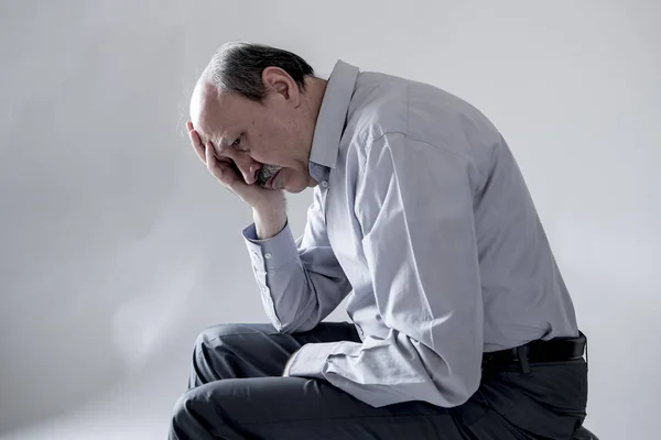 Kopfporträt eines älteren, reifen alten Mannes um die sechzig, der traurig und besorgt wirkt und Schmerzen und Depressionen im traurigen Gesichtsausdruck erleidet — Stockfoto