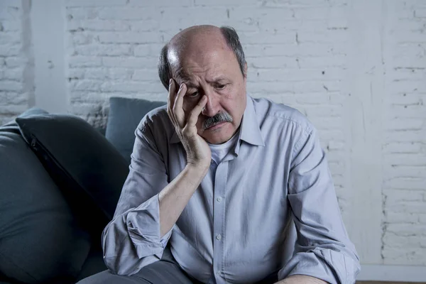 Onun 60s evde kıdemli olgun yaşlı adamı portresi kanepe yalnız duygu üzgün ve endişeli ağrı ve depresyon acı — Stok fotoğraf