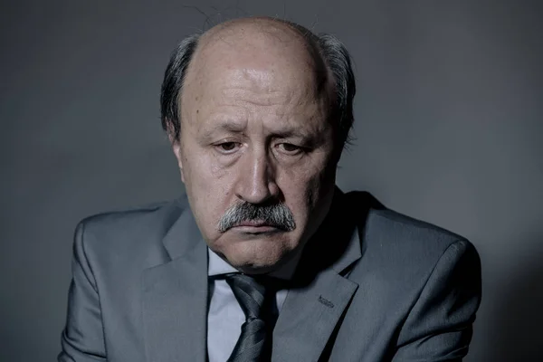 Podobizna muže smutný a depresivní zralé Citi na 60 let utrpení deprese hledá ztracený a promyšlené nošení kravaty — Stock fotografie