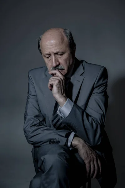 Retrato de triste e deprimido sênior maduro homem de negócios em seus 60 anos sofrendo depressão olhando perdido e pensativo vestindo gravata — Fotografia de Stock