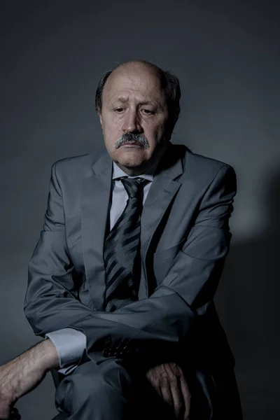 Retrato de hombre de negocios maduro triste y deprimido en sus 60 años sufriendo depresión buscando perdido y reflexivo usando corbata — Foto de Stock