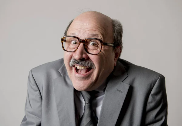 Portret van gelukkig en vrolijk senior volwassen 60s business man die lacht dragen formele stropdas op zoek dressing, vrolijke en opgewonden — Stockfoto