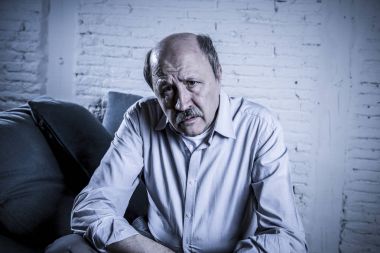 onun 60s evde kıdemli olgun yaşlı adamı portresi rahat kanepe