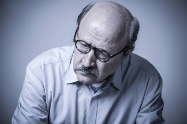 baş üzülmüş onun 60s kıdemli olgun yaşlı adam portresi bir