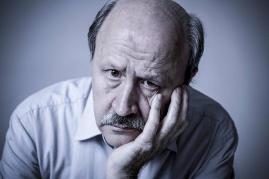 baş üzülmüş onun 60s kıdemli olgun yaşlı adam portresi bir
