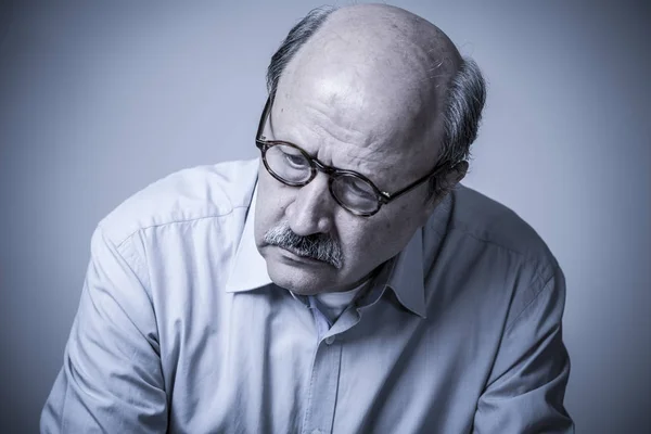 Cabeça retrato de idoso maduro sênior em seus 60 anos olhando triste um — Fotografia de Stock