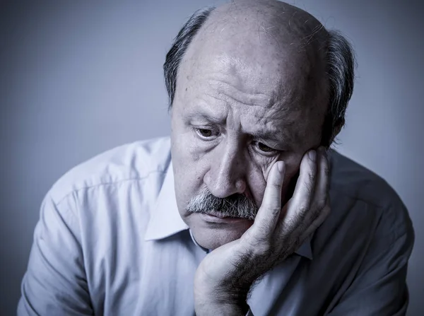 Cabeça retrato de idoso maduro sênior em seus 60 anos olhando triste um — Fotografia de Stock