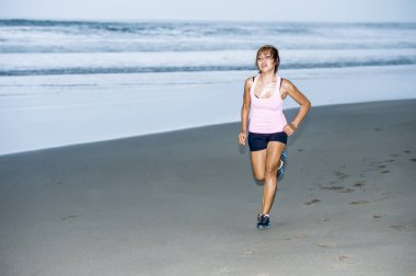 genç çekici ve uyum Asya spor Runner kadın plaj deniz tarafında çalışan yorgun görünümlü iken Fitness kavramı sert egzersiz