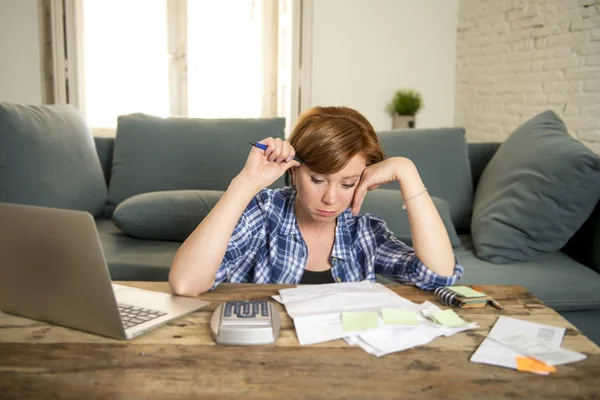Bankacılık ve ev kredi kartı ve aylık giderleri ile bilgisayar laptop evrak işi muhasebe çaresiz kadın — Stok fotoğraf