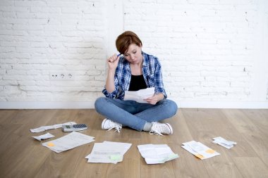 hesap makinesi ve banka ve faturaları evrak ve belgeleri Yurtiçi finansal muhasebe işi ile oturma odası katta kadın