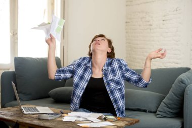 Bankacılık ve ev kredi kartı ve aylık giderleri ile bilgisayar laptop evrak işi muhasebe çaresiz kadın