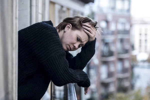 Mladá krásná žena, myšlení a cítění smutný utrpení deprese na městském pozadí domovské balkon — Stock fotografie