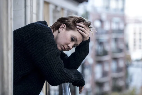 Jovem bela mulher pensando e se sentindo triste sofrendo depressão na cidade urbana fundo casa varanda — Fotografia de Stock